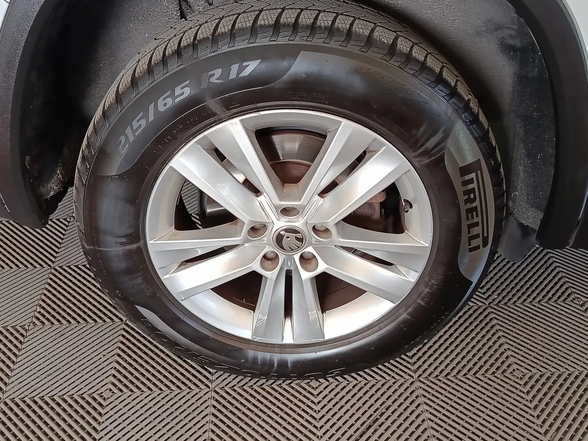 Gros plan sur la roue avant droite avec jante alliage argentée et pneu Pirelli sur Skoda Kodiaq blanc.