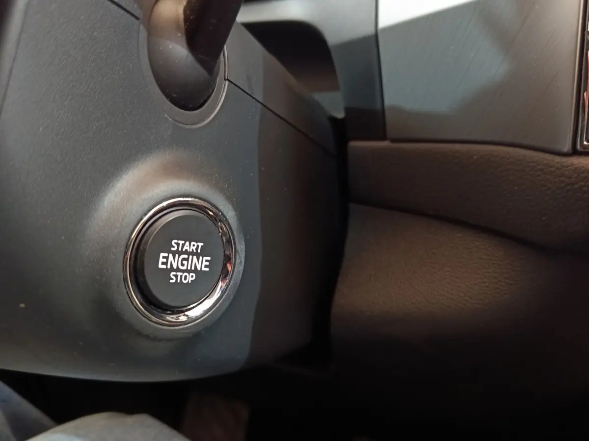 Gros plan sur le bouton démarrage "Start Engine Stop" dans l'habitacle noir du Skoda Kodiaq blanc 2022.