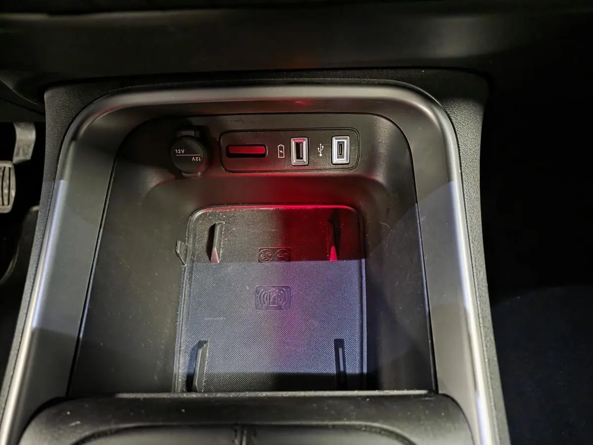 Vue rapprochée de la console centrale du Jeep Avenger 2025, montrant le chargeur sans fil et prises USB.