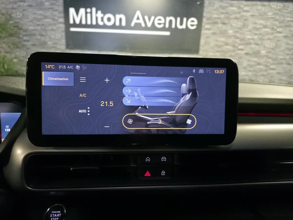 Écran tactile central du Jeep Avenger 2025 affichant le réglage de climatisation dans un intérieur noir.