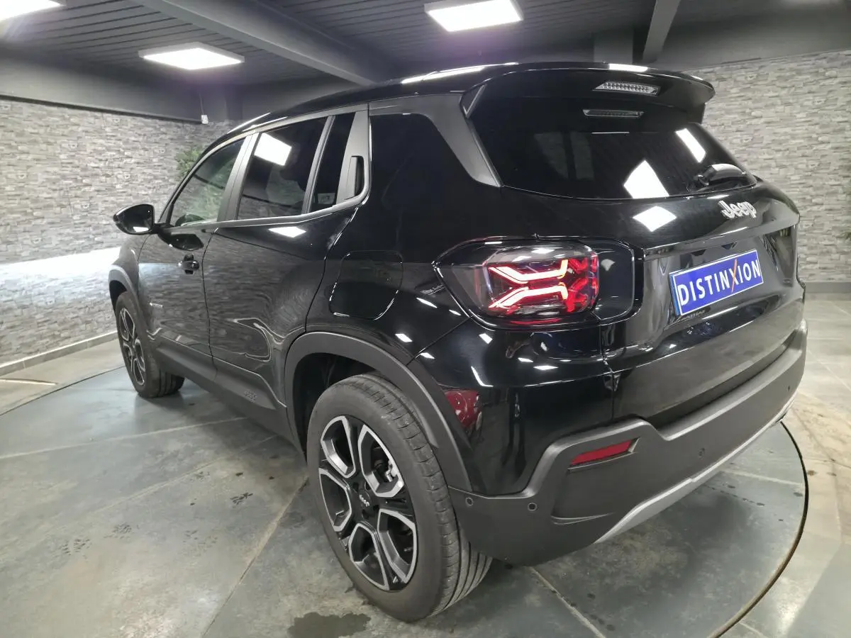 Jeep Avenger noir vu en 3/4 arrière droit, avec feux arrière LED et jantes alliage 18 pouces distinctives.