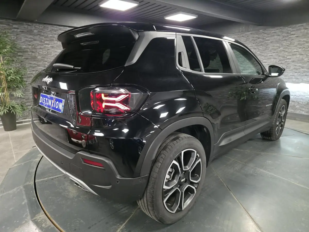 Jeep Avenger noir vue 3/4 arrière droit, avec jantes alliage et feux arrière LED distinctifs.