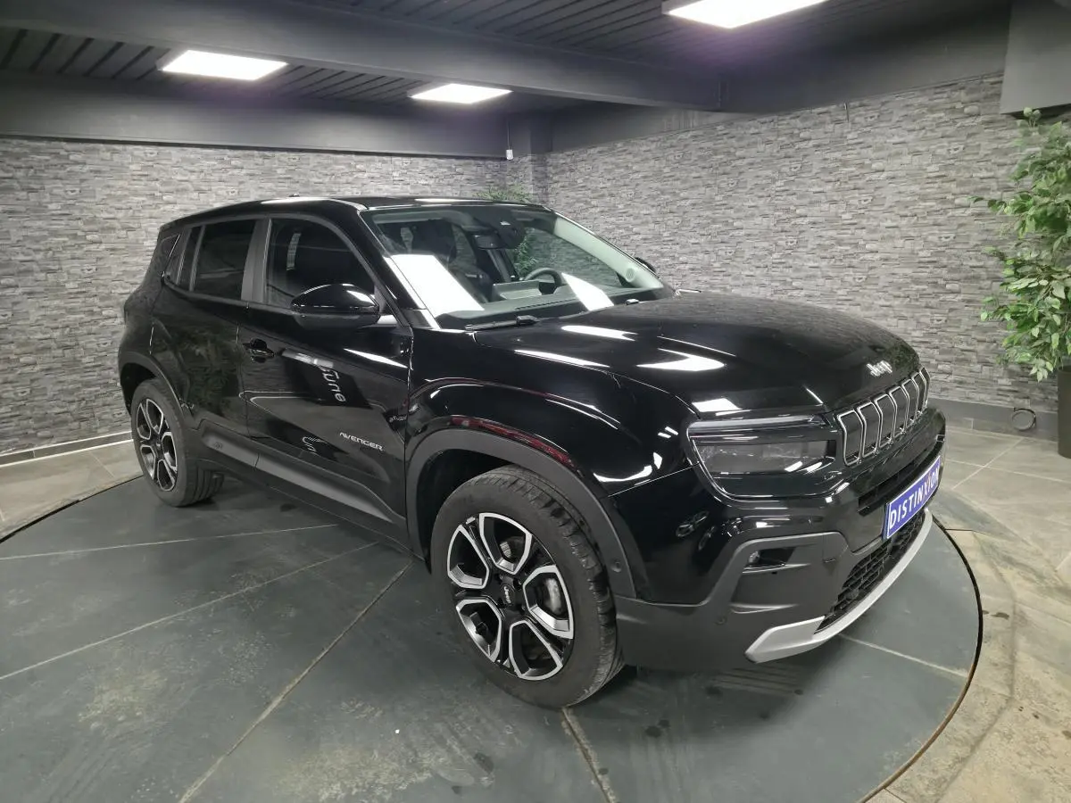 Jeep Avenger noir en 3/4 avant droit, avec calandre gloss black et jantes alliage 18 pouces distinctives.