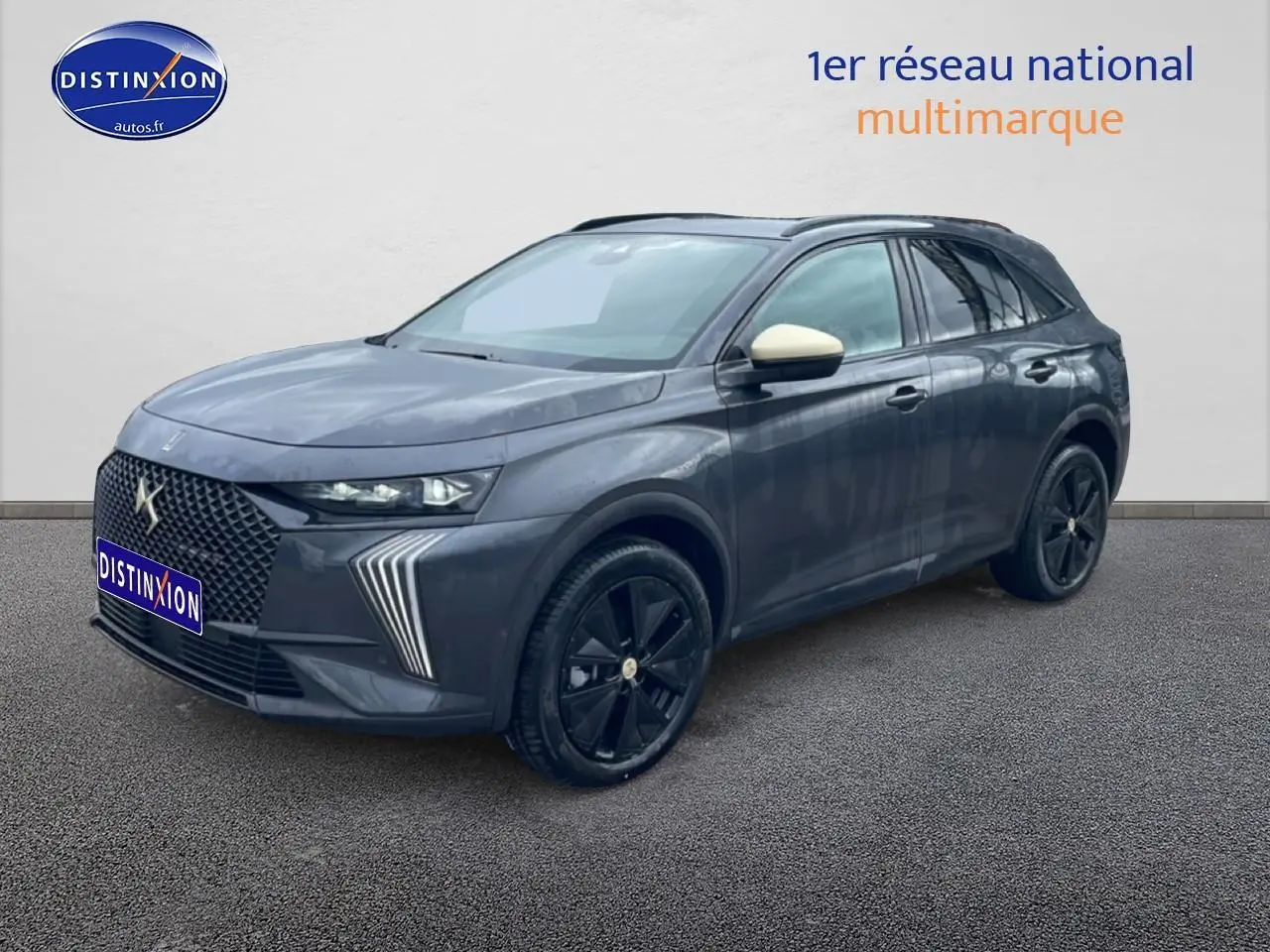 DS7 1.5 BlueHDi 130 gris titane en 3/4 avant droit avec jantes noires et rétroviseur beige contrasté.