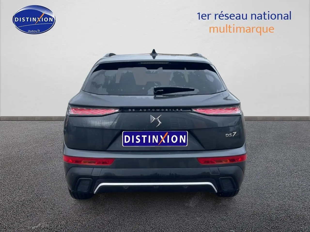 Vue arrière du DS7 gris titane 2026 avec feux LED étirés et double sortie d’échappement chromée.