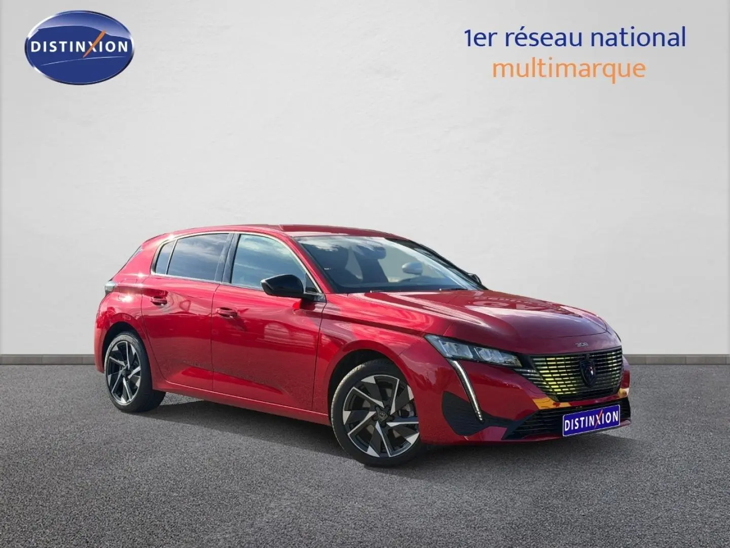 Peugeot 308 rouge Elixir vue 3/4 avant droit, avec calandre noire et jantes alliage distinctives.