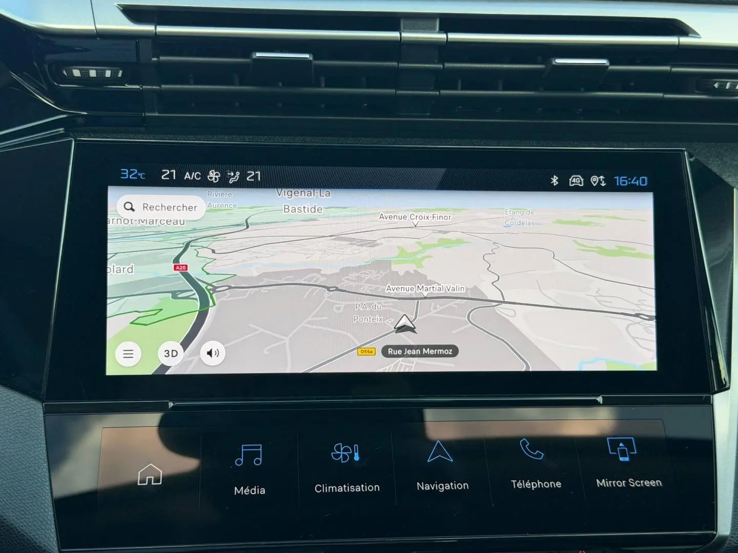 Écran tactile central de navigation affichant une carte dans l’habitacle d’une Peugeot 308 rouge Elixir.