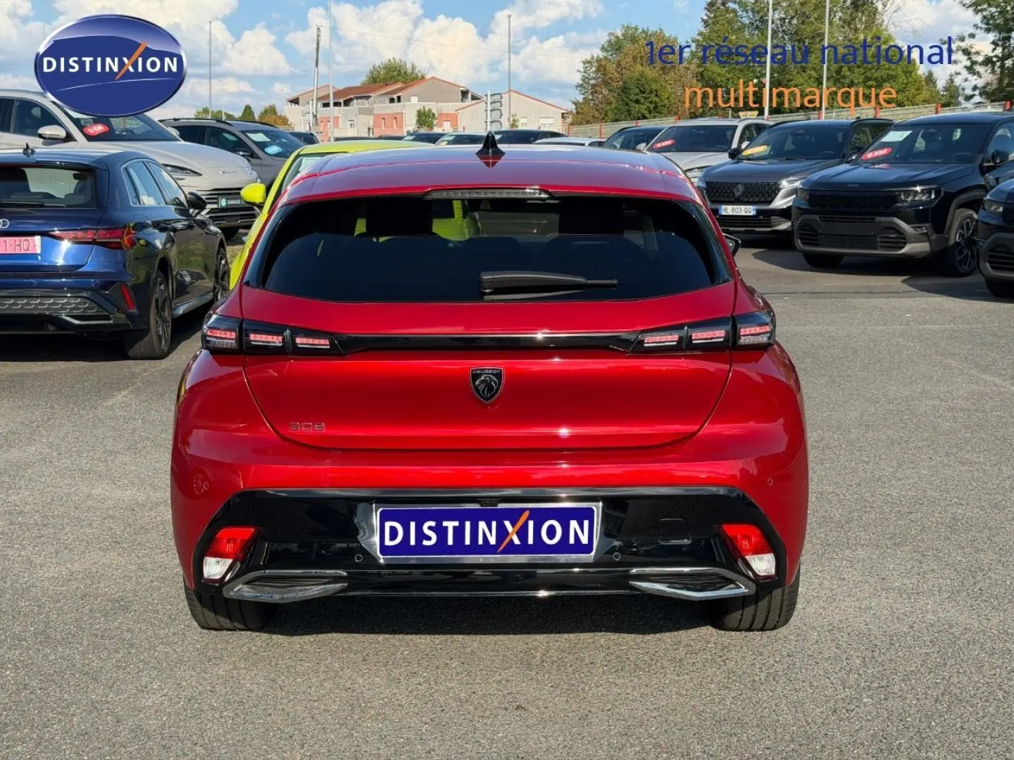 Vue arrière d'une Peugeot 308 rouge Elixir 2025, avec feux arrière LED et logo lion central bien visible.