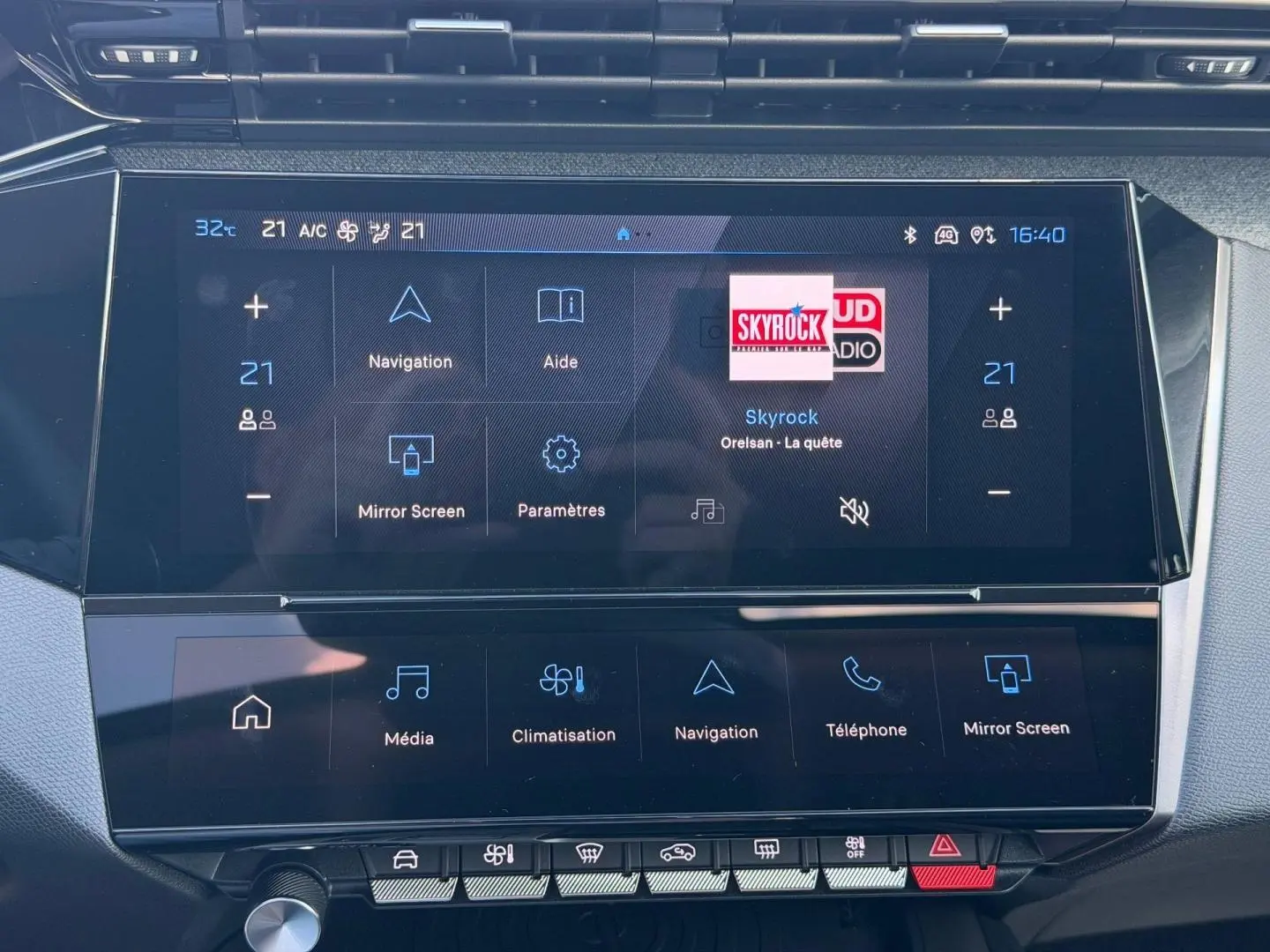 Écran tactile central du tableau de bord de la Peugeot 308 Hybrid, affichant la radio et les commandes multimédia.