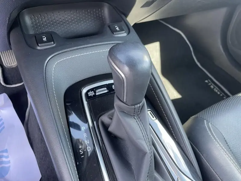 Le levier de vitesse automatique noir de la Toyota Corolla 184 H Collection 2019, vu en gros plan intérieur.