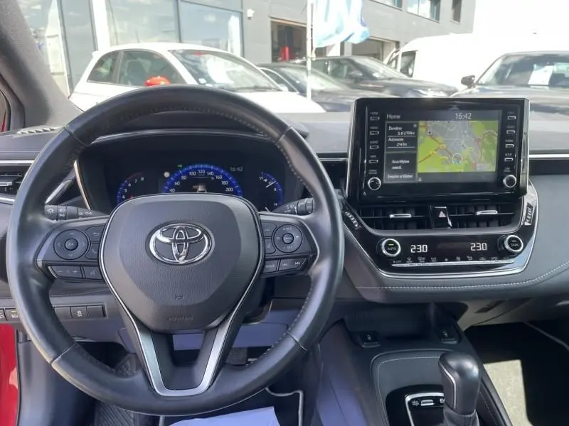 Vue intérieure du tableau de bord et volant de la Toyota Corolla 184 H Collection 2019 avec écran tactile et commandes au volant.