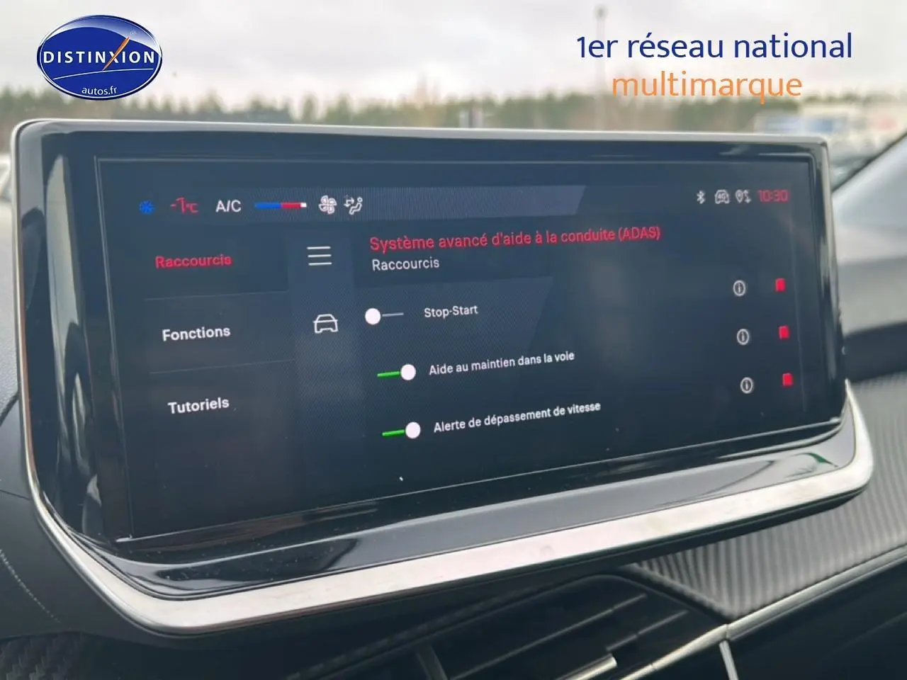 Écran tactile intérieur affichant le système avancé d'aide à la conduite sur Peugeot 208 gris Artense.