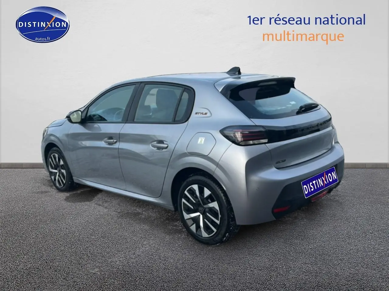 Vue 3/4 arrière droite d'une Peugeot 208 1.2 100 Style gris artense avec jantes alliage et feux arrière LED noirs.