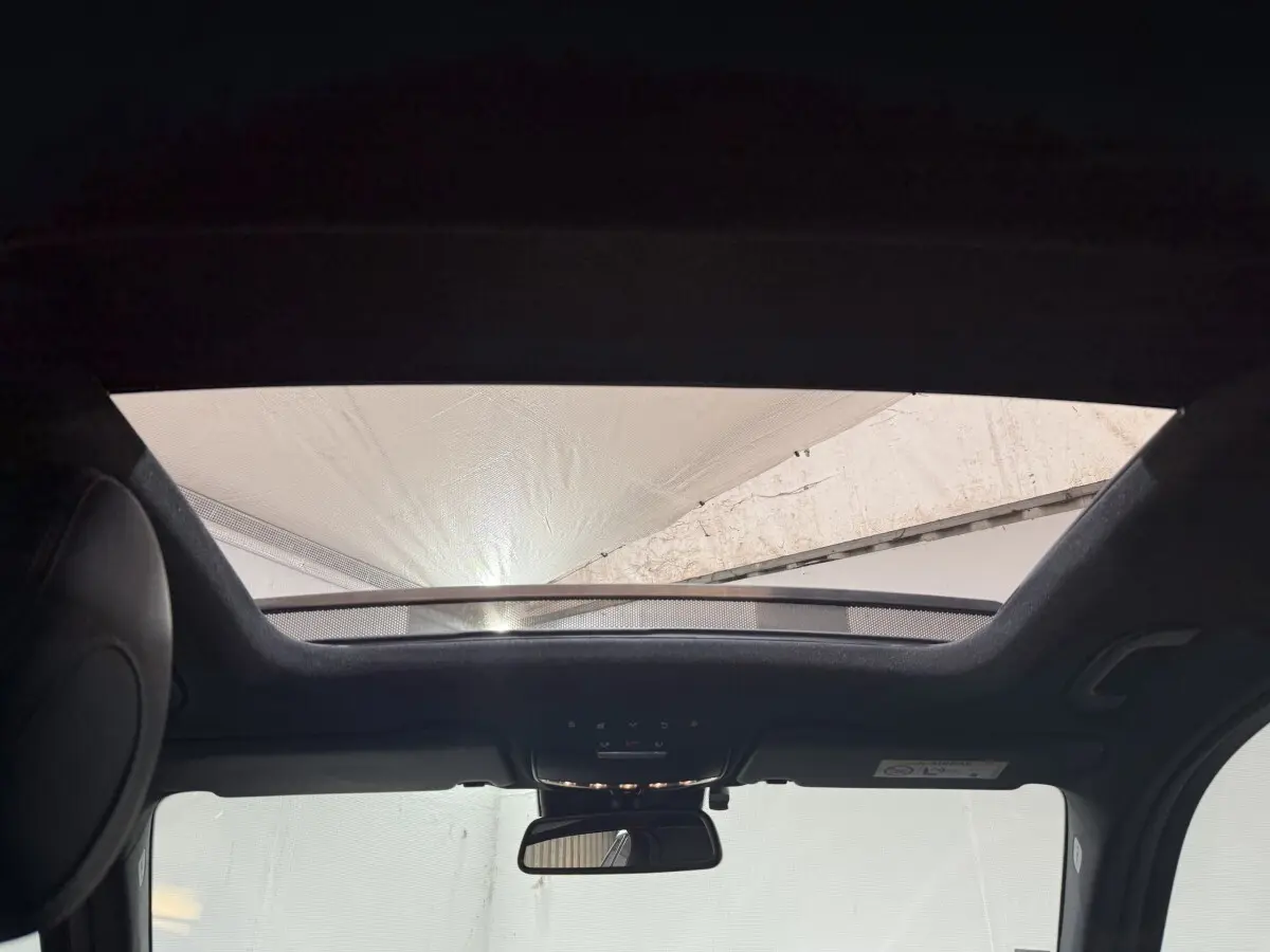 Vue intérieure vers le toit ouvrant en verre inclinable du Mercedes GLC 250 Fascination 4Matic gris foncé, 2019.