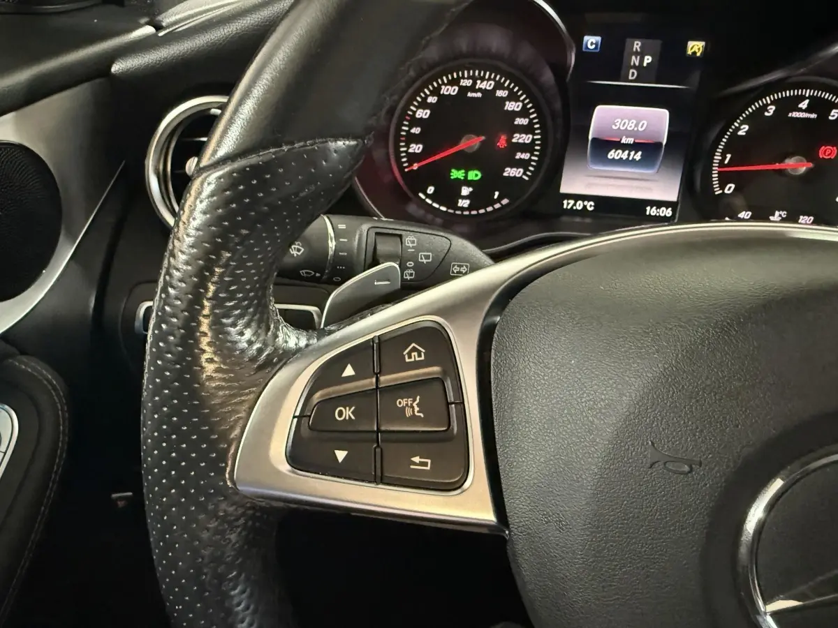 Gros plan sur le volant cuir et aluminium côté gauche du tableau de bord du Mercedes GLC 250 Fascination 2019.