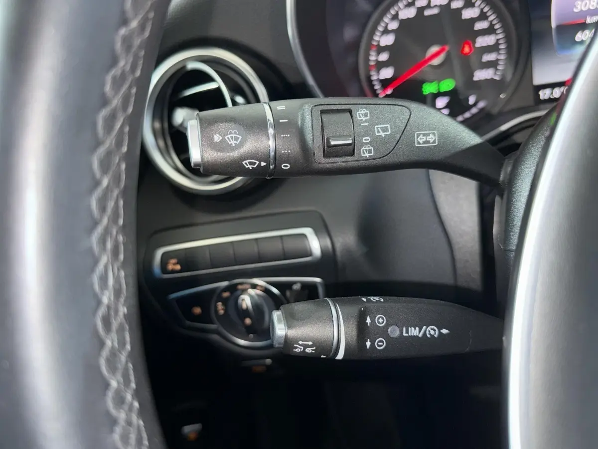 Gros plan sur les commandes au volant et tableau de bord noir du Mercedes GLC 250 Fascination 2019, intérieur élégant.