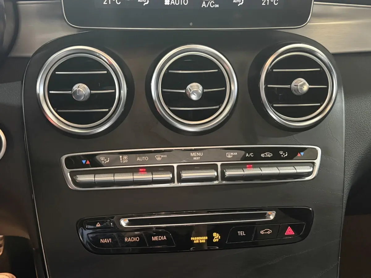 Détail de la console centrale avec aérateurs ronds et commandes climatisation du Mercedes GLC 250 Fascination 2019 gris foncé