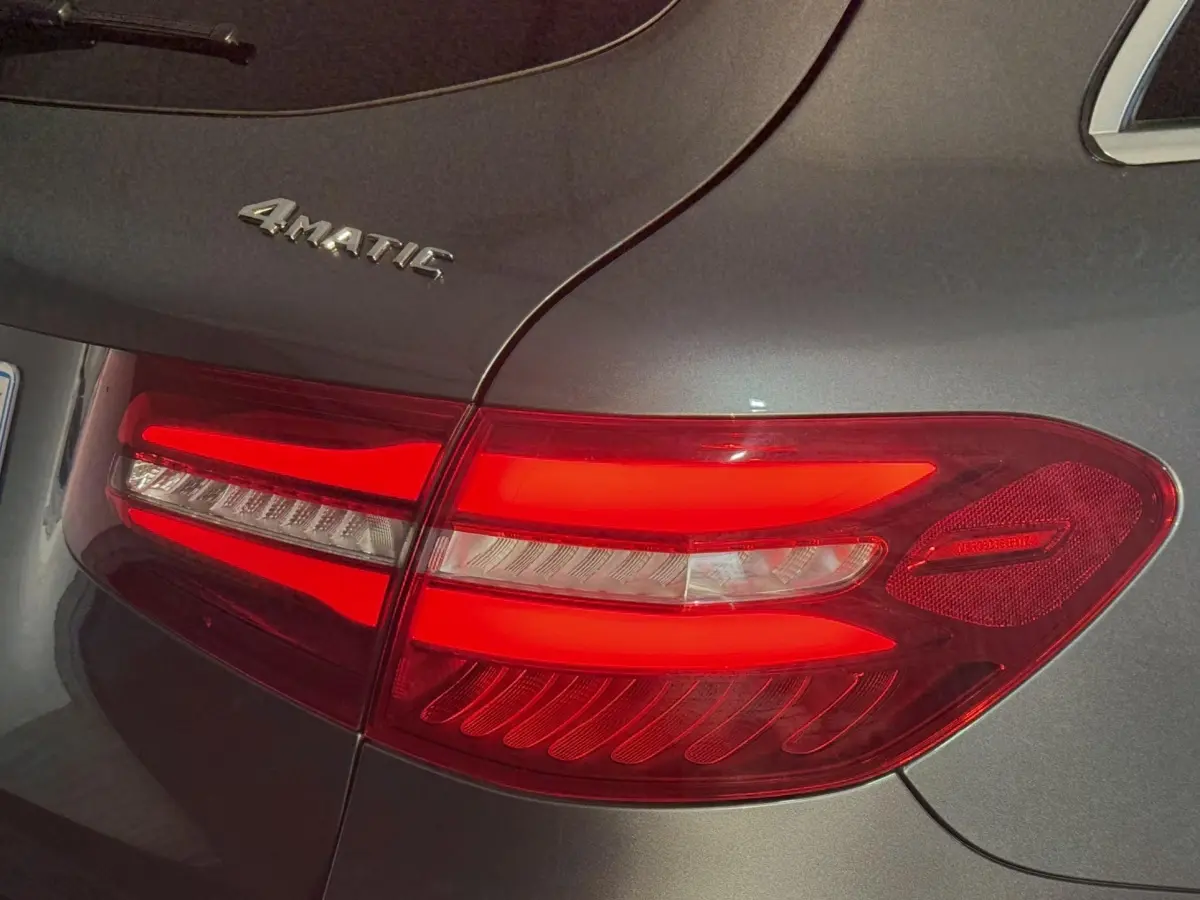 Gros plan sur le feu arrière droit rouge d’un Mercedes GLC 250 Fascination 4Matic gris foncé.