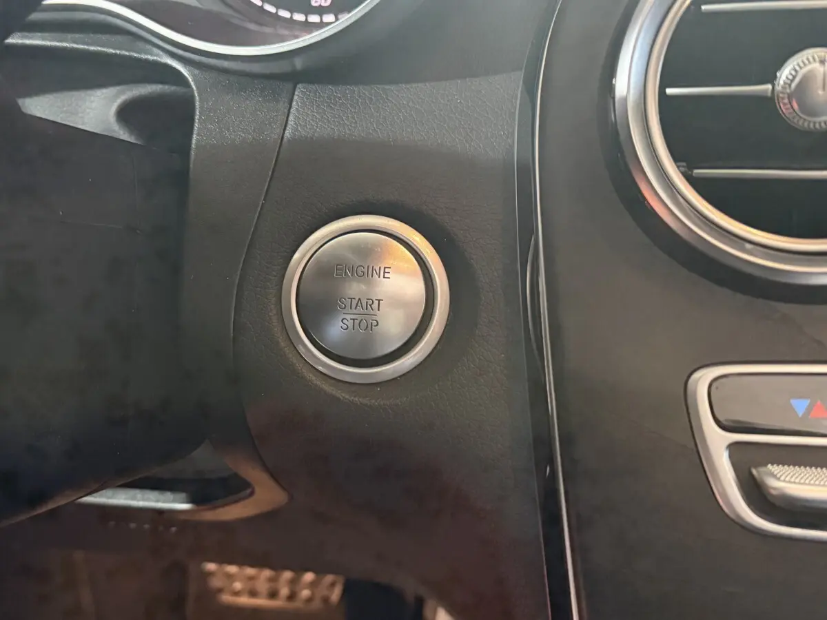 Gros plan sur le bouton start/stop moteur dans l’habitacle noir du Mercedes GLC 250 Fascination 4Matic 2019.