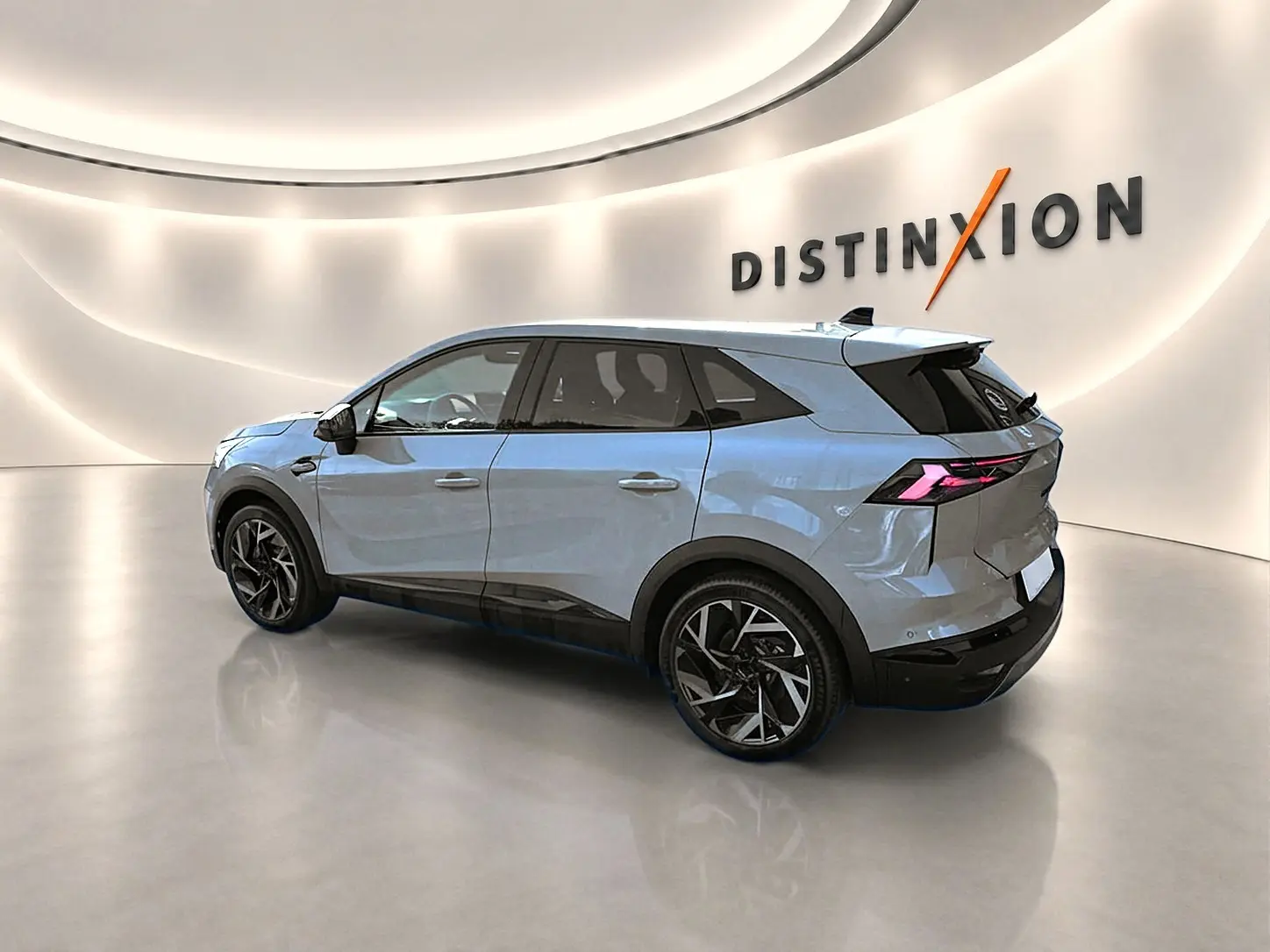 Renault Symbioz gris rafale, vue 3/4 arrière droit, jantes alu noires et feux arrière LED distinctifs.