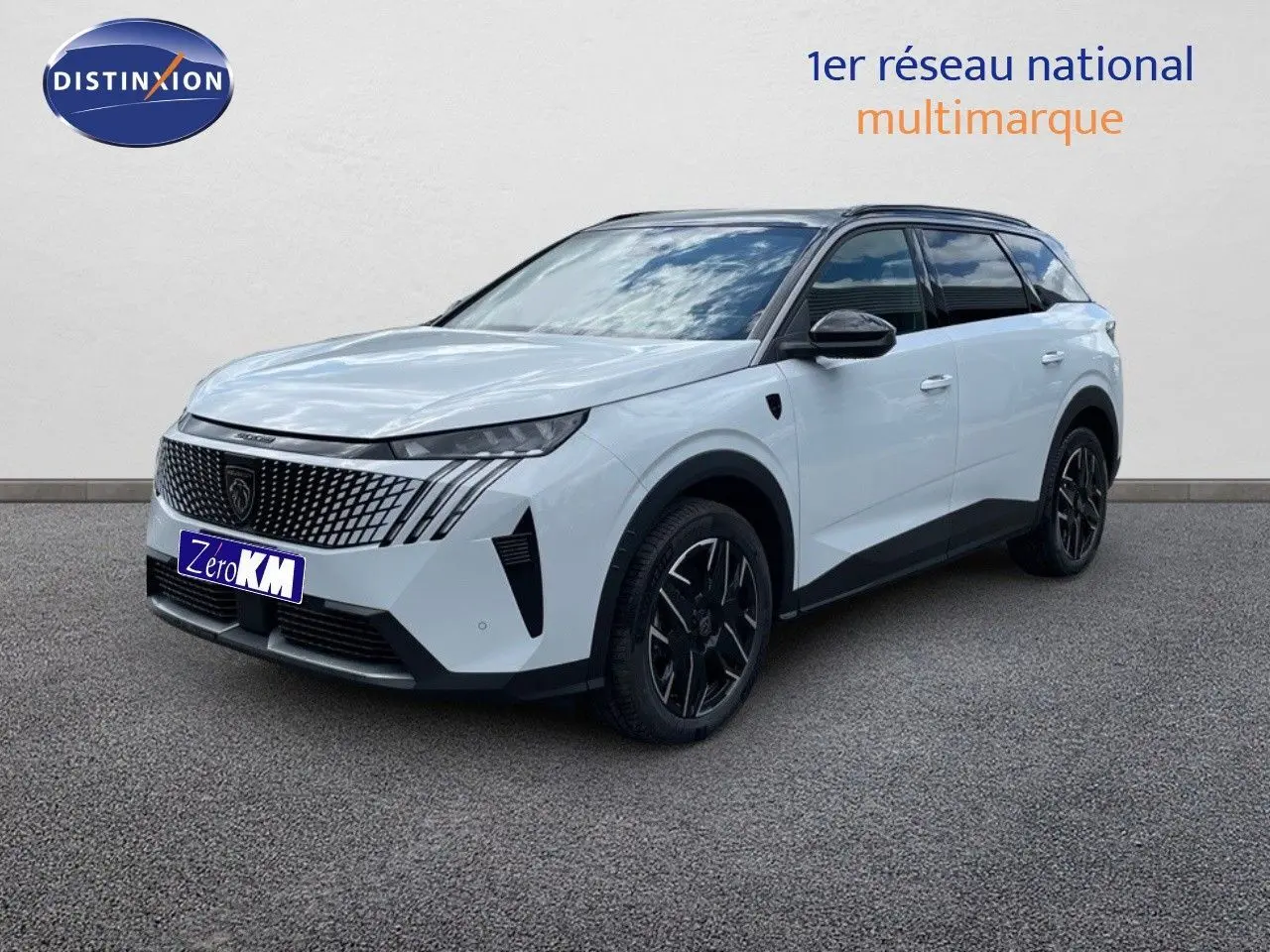 Peugeot 5008 Hybrid 136ch GT blanc Okenite métal avec toit noir, vue 3/4 avant côté droit.