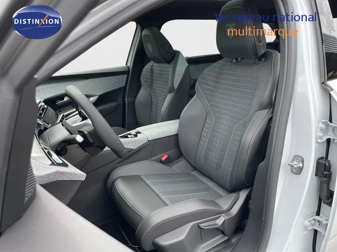 Vue intérieure côté conducteur du Peugeot 5008 Hybrid 136ch GT avec sièges en cuir noir et détails gris.