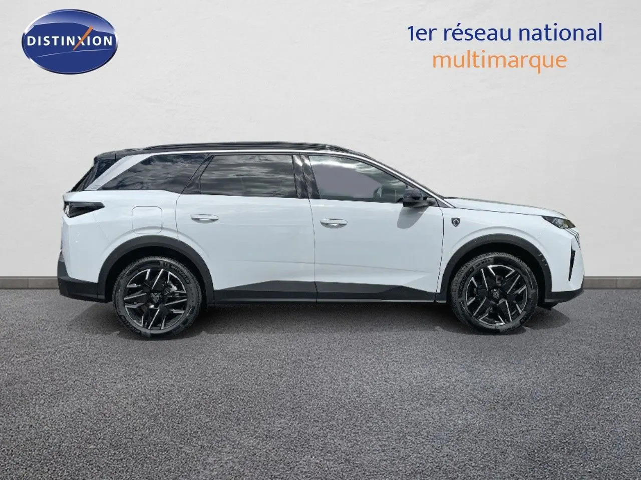 Peugeot 5008 Hybrid 136ch GT blanc Okenite avec toit noir, vue profil côté gauche sur fond neutre.
