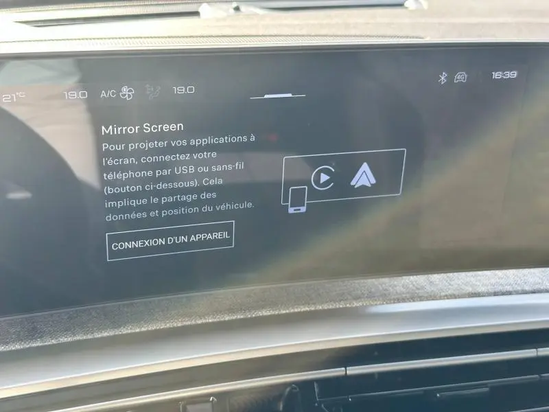 Écran tactile du tableau de bord du Peugeot 3008 Hybrid 2025 affichant l'interface Mirror Screen en intérieur.