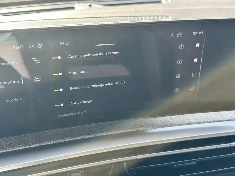 Écran tactile central du Peugeot 3008 Hybrid 2025 montrant les réglages d'aide à la conduite et climatisation.