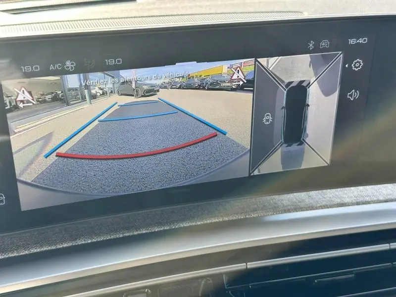 Écran de caméra de recul et vue 360° du Peugeot 3008 noir Perla Nera, avec guidage de trajectoire visible.