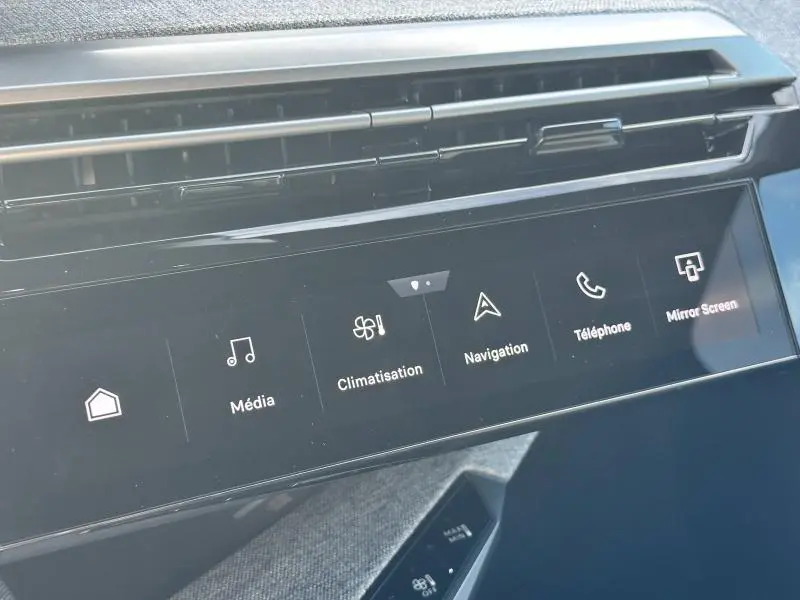 Écran tactile central du tableau de bord du Peugeot 3008 noir, affichant les menus Média, Climatisation, Navigation, Téléphone et Mirror Screen.