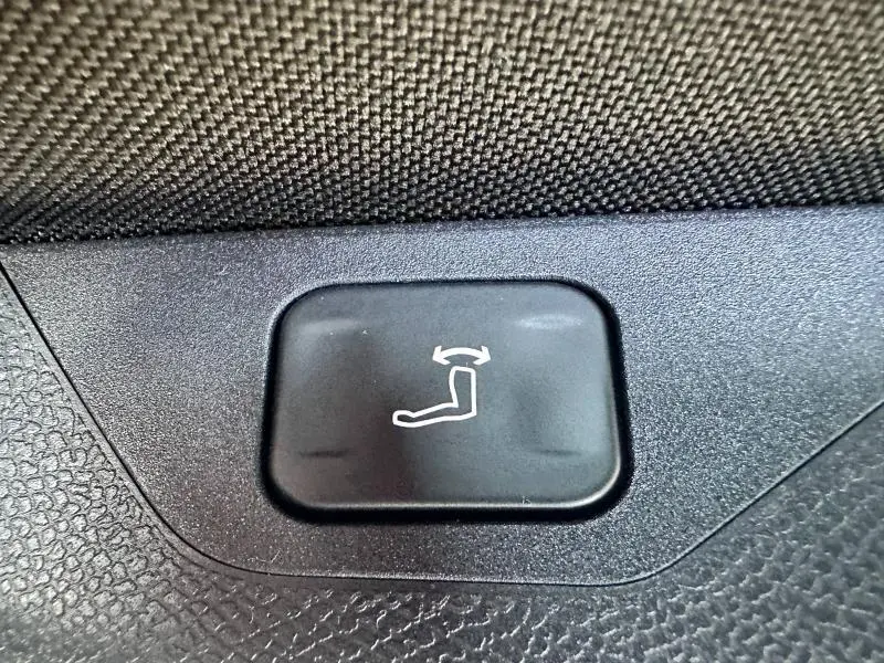 Bouton noir de réglage électrique de l'inclinaison du siège dans l'habitacle du Peugeot 3008 noir Perla Nera.