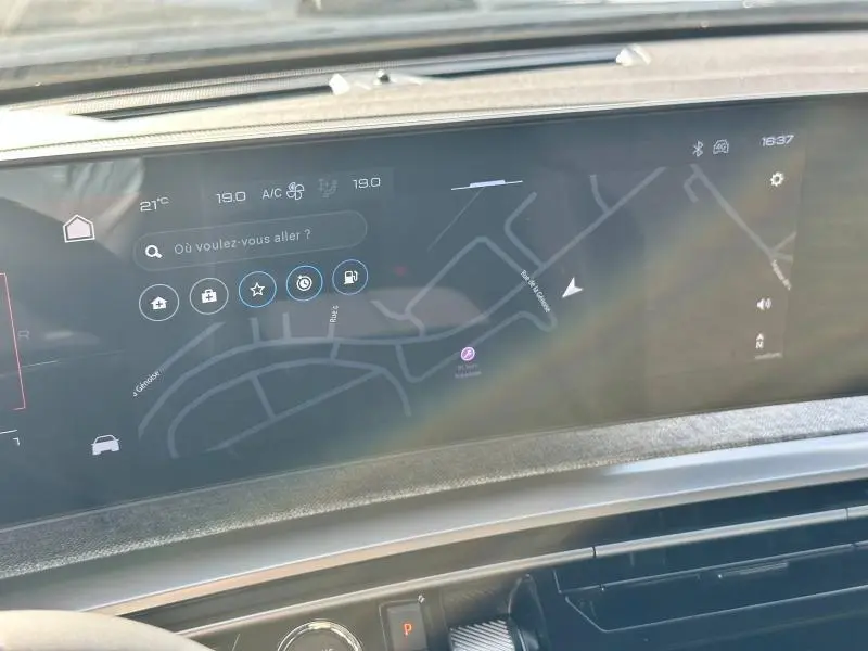 Écran tactile du système de navigation du Peugeot 3008 noir Perla Nera, vue rapprochée du tableau de bord