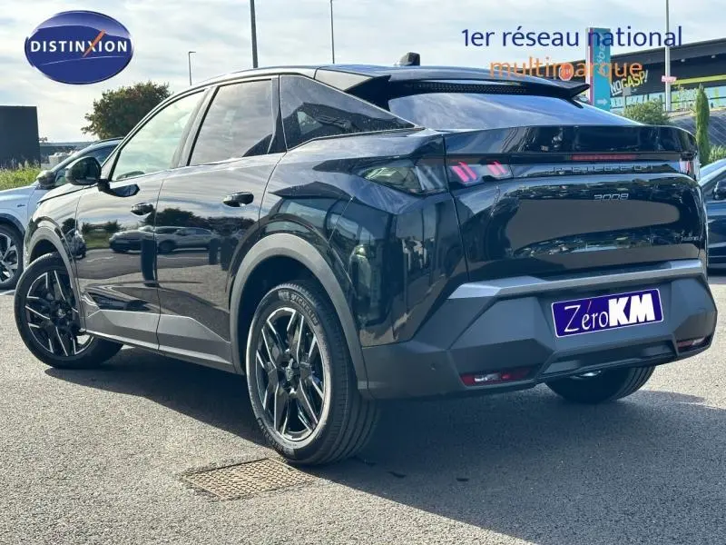 Vue 3/4 arrière droite d'un Peugeot 3008 noir Perla Nera avec feux LED et jantes alliage noires brillantes.