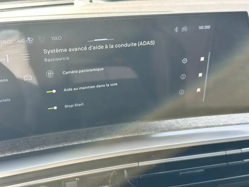 Écran tactile du système d'aide à la conduite du Peugeot 3008 noir, affichant les options ADAS activées