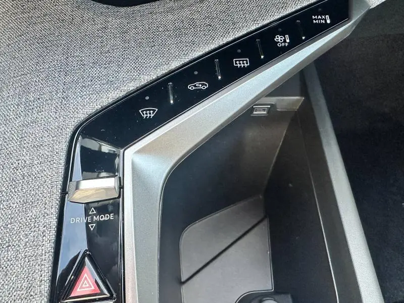 Détail de la console centrale du Peugeot 3008 noir Perla Nera, avec commandes Drive Mode et boutons de fonctions climatiques.