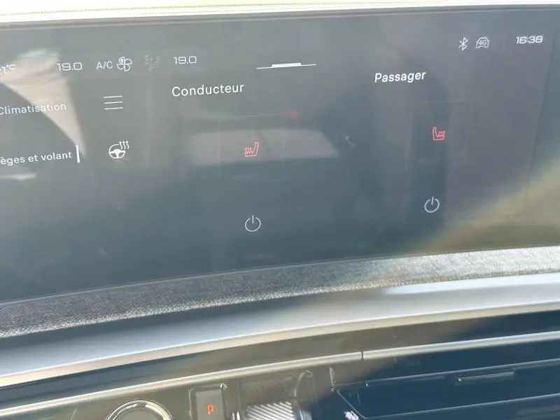 Écran tactile du tableau de bord du Peugeot 3008 Hybrid 2025 affichant les commandes de sièges chauffants conducteur et passager.