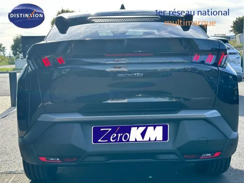 Vue arrière d'un Peugeot 3008 Hybrid noir Perla Nera avec feux LED caractéristiques et logo central lumineux.