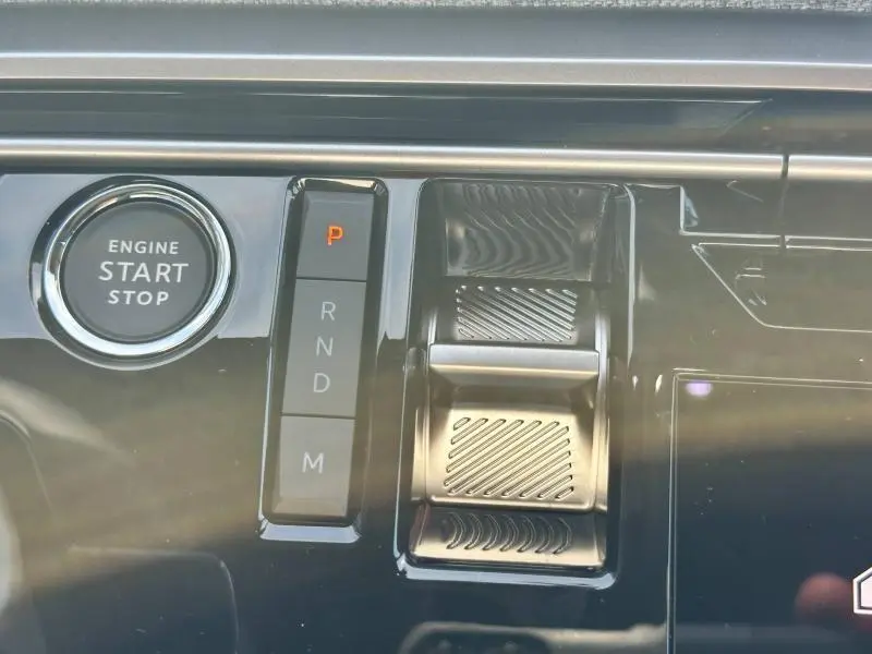 Gros plan sur la console centrale noire du Peugeot 3008 2025, avec bouton start/stop et commandes de boîte automatique.