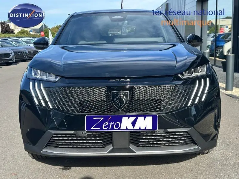 Vue frontale du Peugeot 3008 noir Perla Nera avec calandre noire texturée et feux LED à griffes distinctifs allumés.
