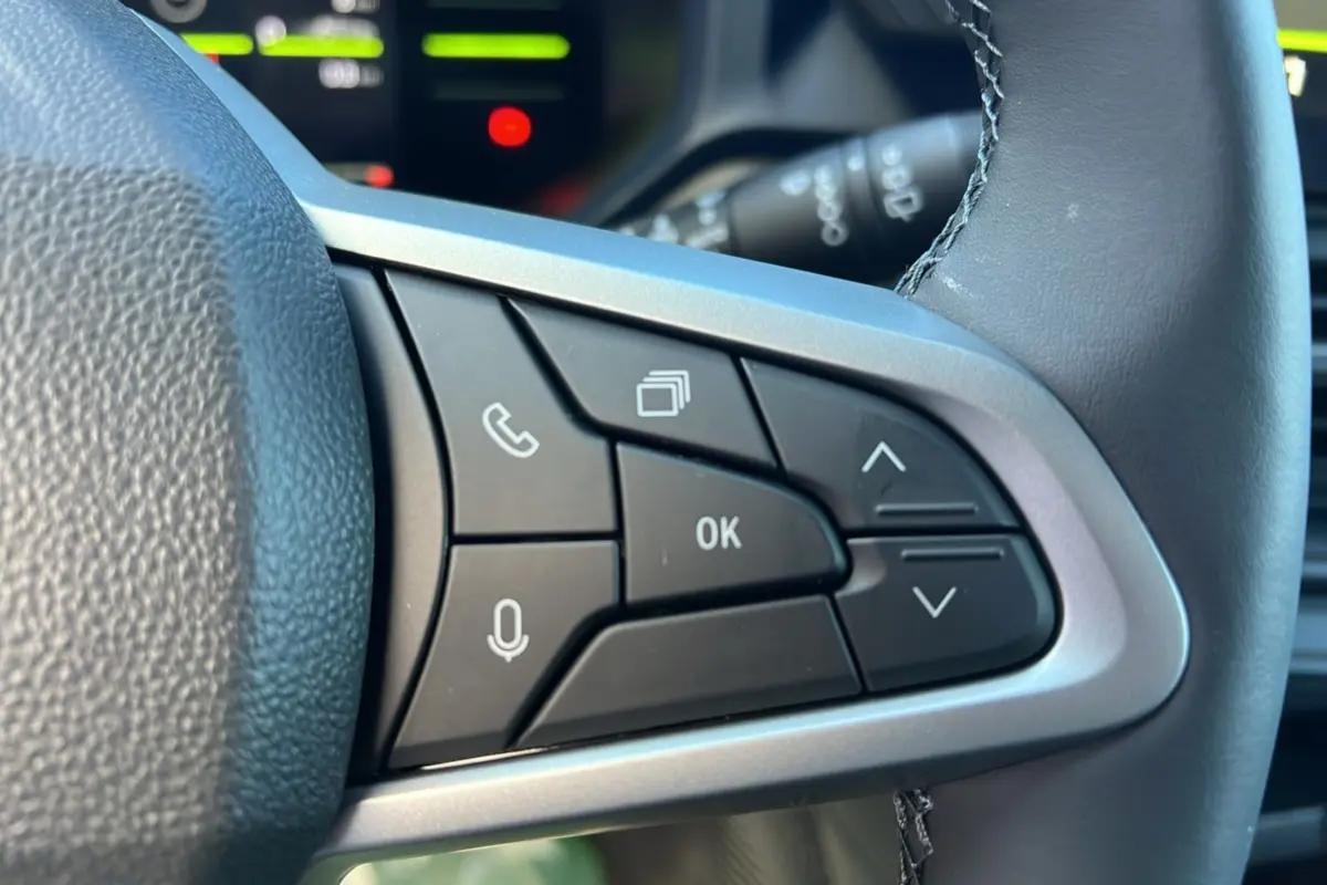 Boutons de commande multifonctions sur le côté droit du volant du Dacia Duster blanc glacier 2025, version Journey Plus.