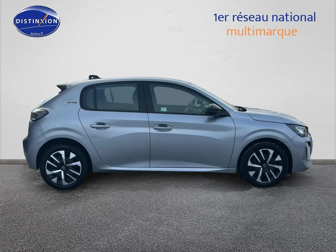 Profil côté gauche d'une Peugeot 208 1.2 100 Style gris Artense avec jantes noires et logo Style à l'arrière.
