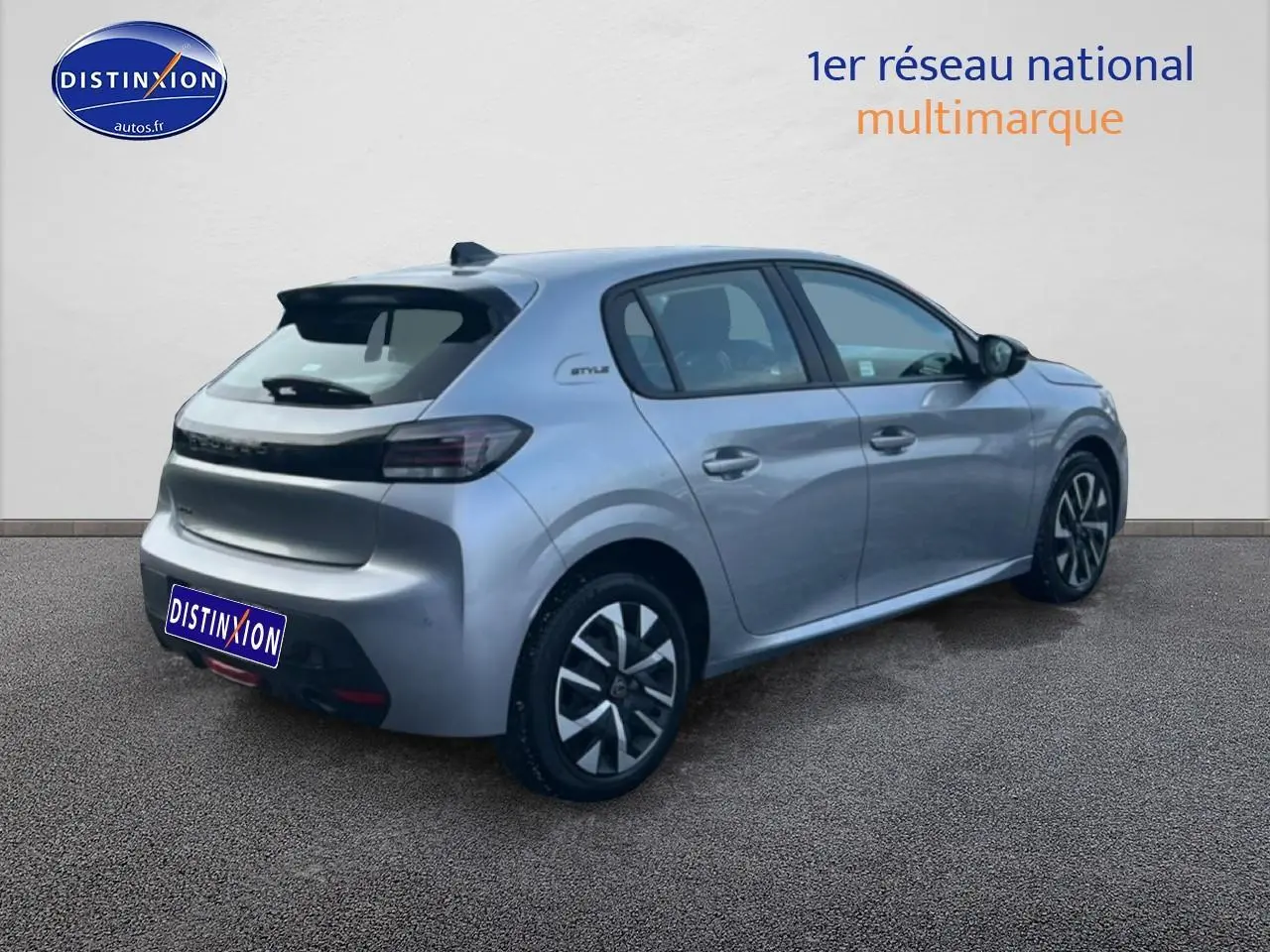 Peugeot 208 gris artense vue 3/4 arrière droit, finition Style avec jantes et feux arrière noirs.
