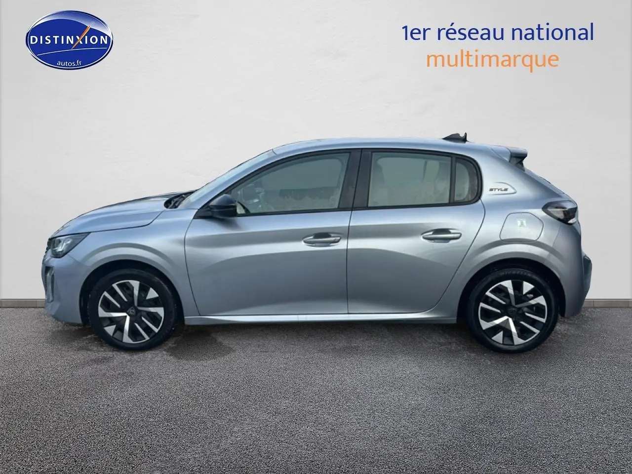 Profil droit de la Peugeot 208 1.2 100 Style gris artense avec jantes noires et logo Style sur l'aile arrière.