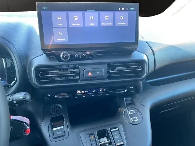 Vue rapprochée de la console centrale du Citroën Berlingo gris Artense 2025, écran tactile et commandes climatisation visibles.