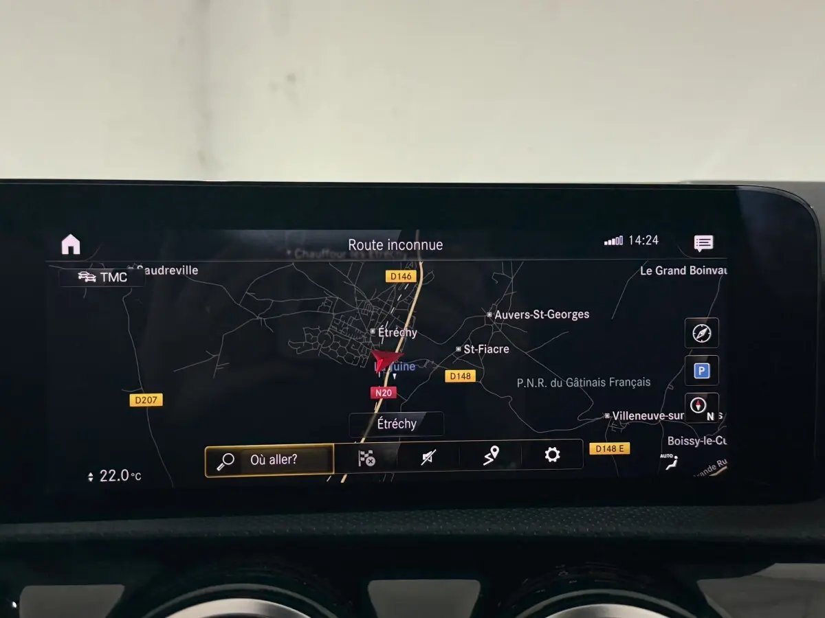 Écran tactile de navigation 10,3 pouces dans Mercedes Classe A 200 AMG Line, affichage carte en intérieur.