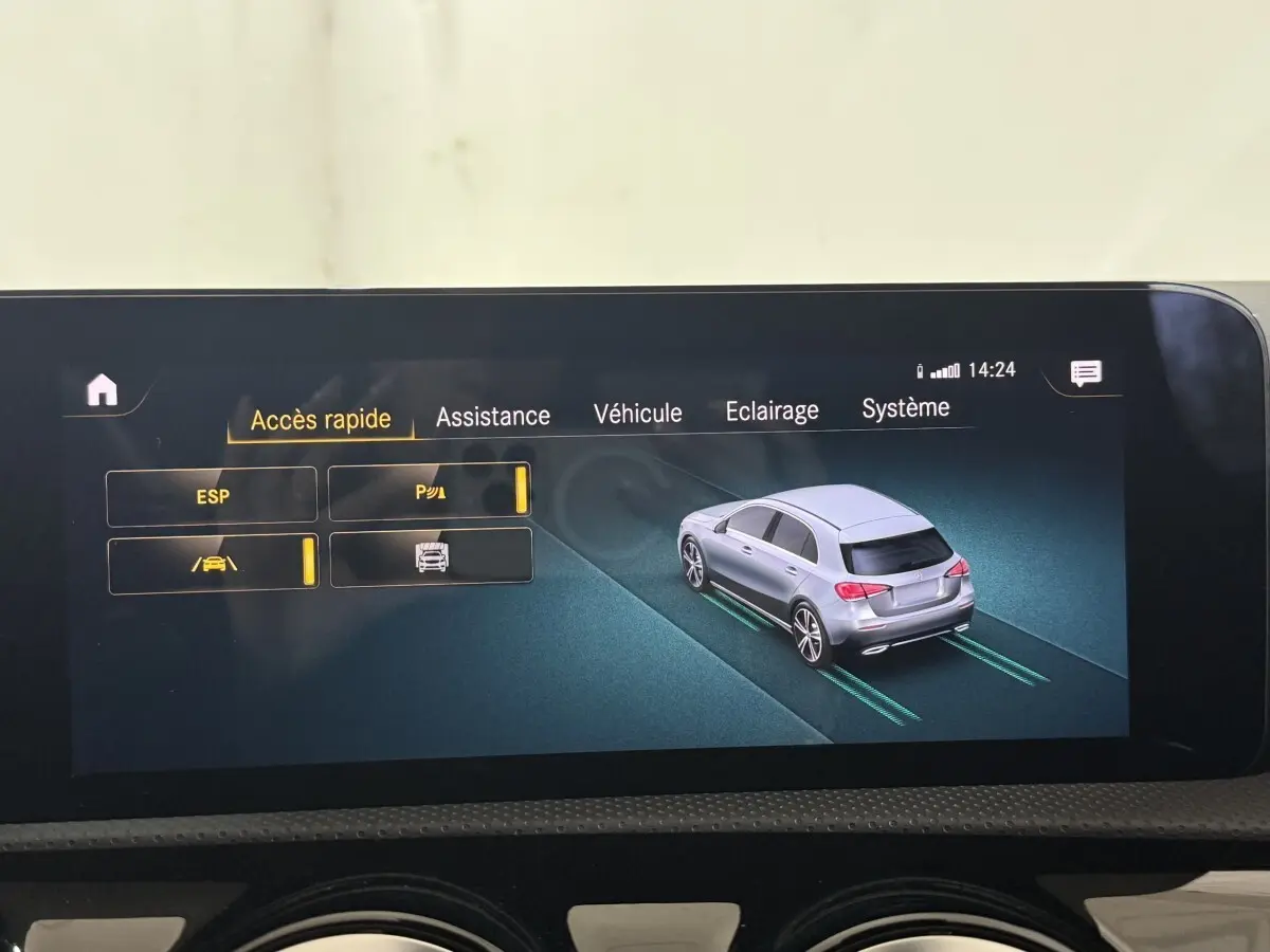 Écran tactile intérieur montrant l'interface d'assistance avec une illustration de Mercedes Classe A grise vue de trois quarts arrière.