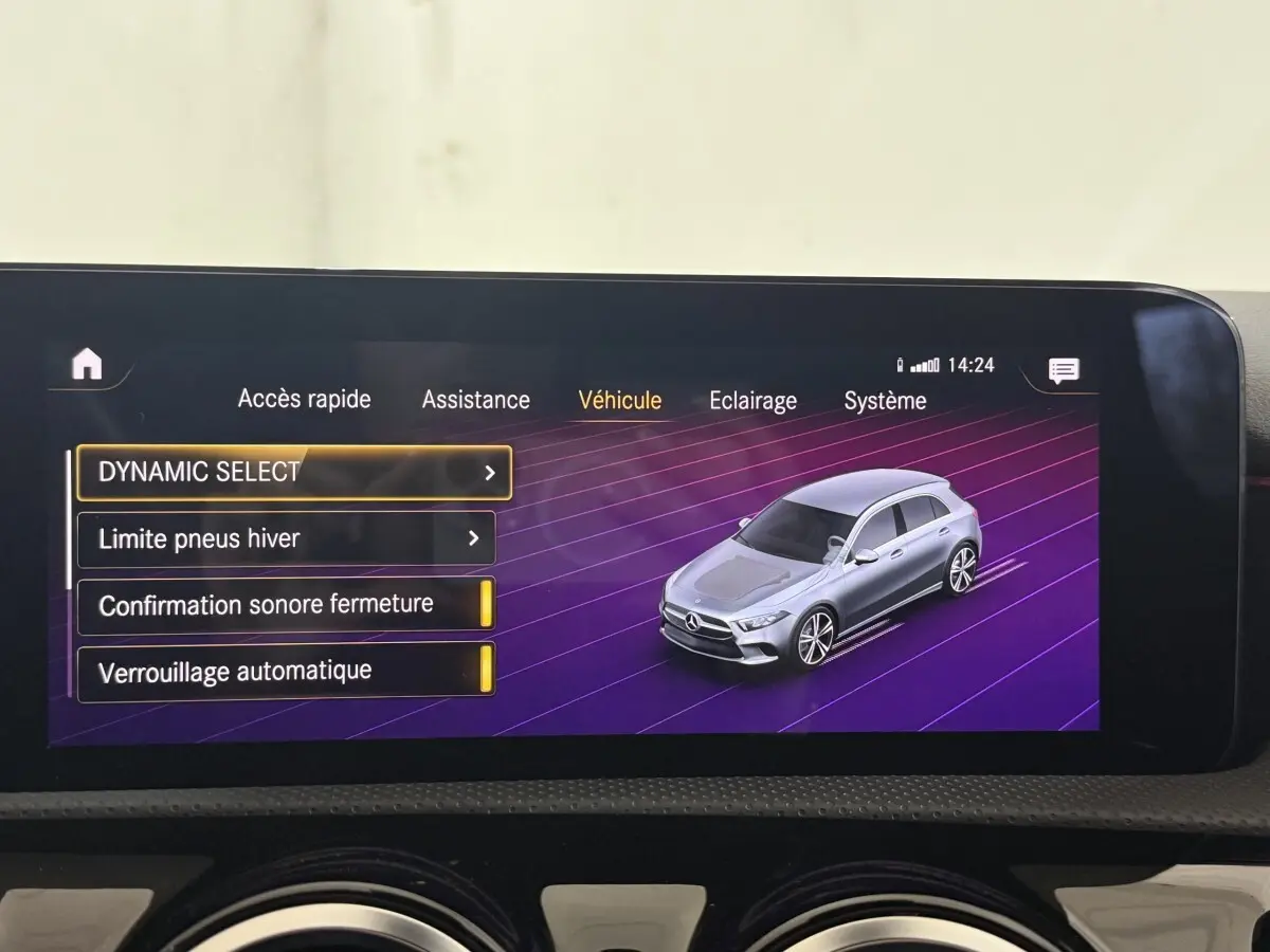 Affichage écran tactile montrant une Mercedes Classe A 200 AMG Line gris foncé en vue 3/4 avant droite.