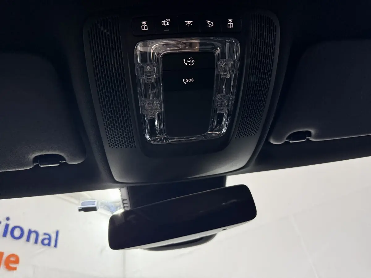 Vue intérieure du plafonnier et rétroviseur noir d’une Mercedes Classe A 200 AMG Line gris foncé de 2021.