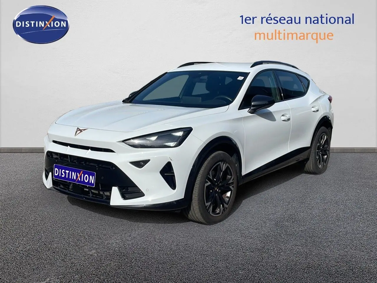 Vue 3/4 avant d'un CUPRA Formentor blanc neige métal avec jantes noires et détails noirs contrastants.
